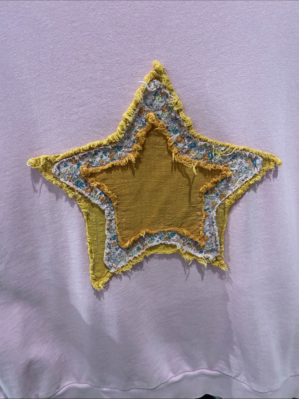 easel Woman’s Sweatshirt with Mustard Star Appliqué / Size Small - Picture 3 of 7